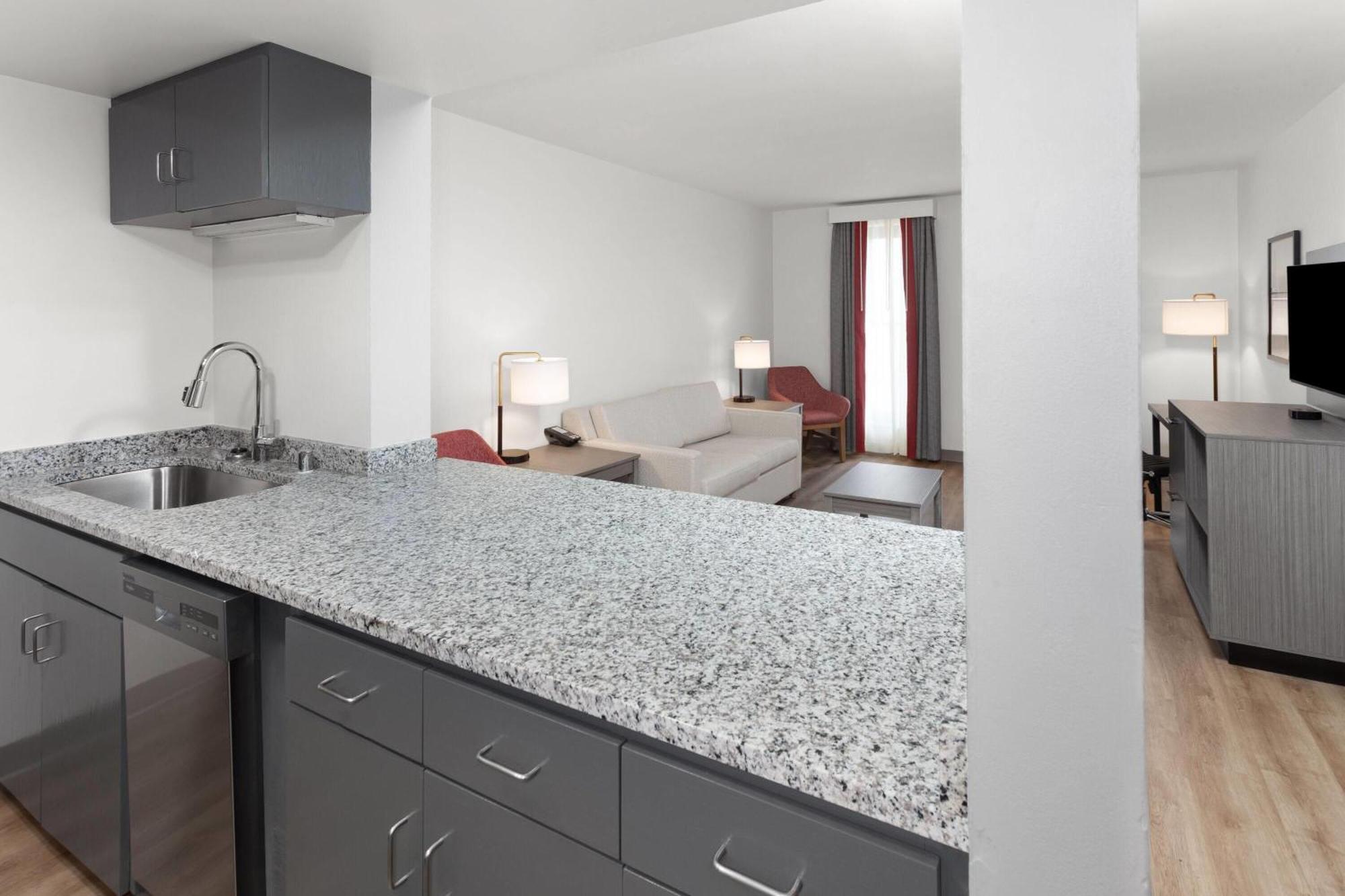 Ramada By Wyndham Hotel Milwaukee