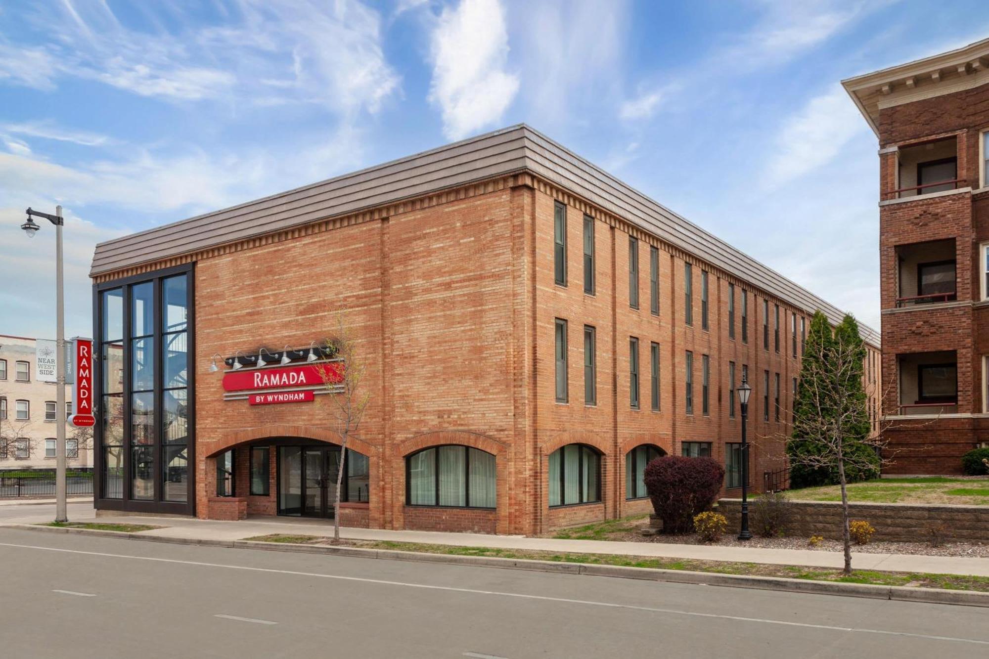 Ramada By Wyndham Hotel Milwaukee